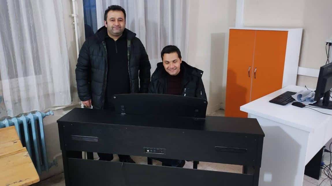 Müzik öğretmenimiz Mustafa Yeni'den okulumuza anlamlı bağış